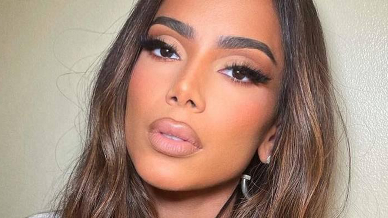 Vestida de sereia sexy, Anitta rouba a cena ao chegar em show no Rio de Janeiro