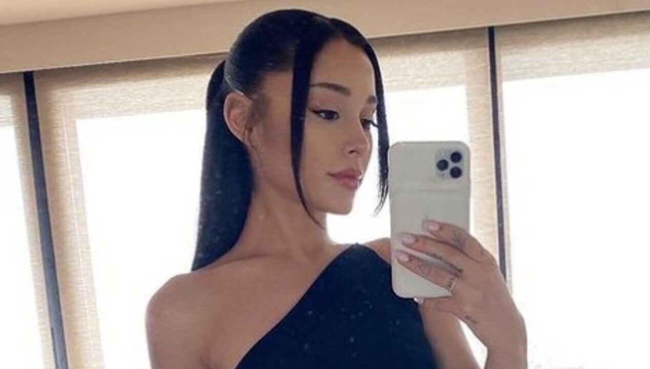 Ariana Grande se emociona ao assistir espetáculo da Broadway