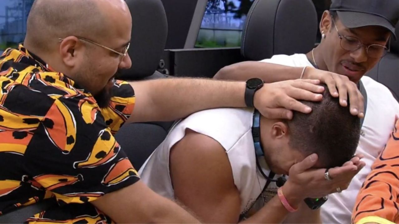 BBB 22: Arthur Aguiar recebe mensagem da família e cai no choro no almoço do Anjo