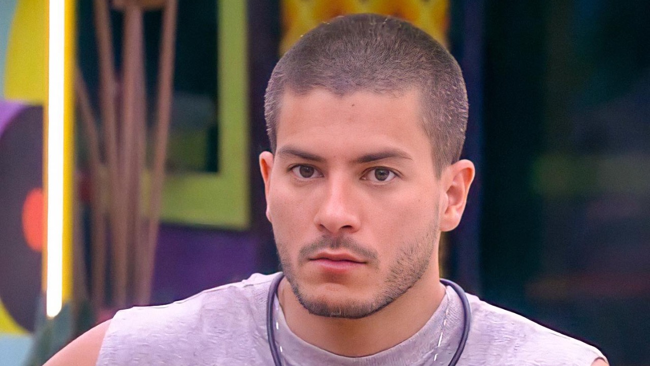 BBB 22: Após saída de Brunna, Arthur Aguiar analisa discurso de Tadeu Schmidt: ”Eu falo aqui e ele responde”