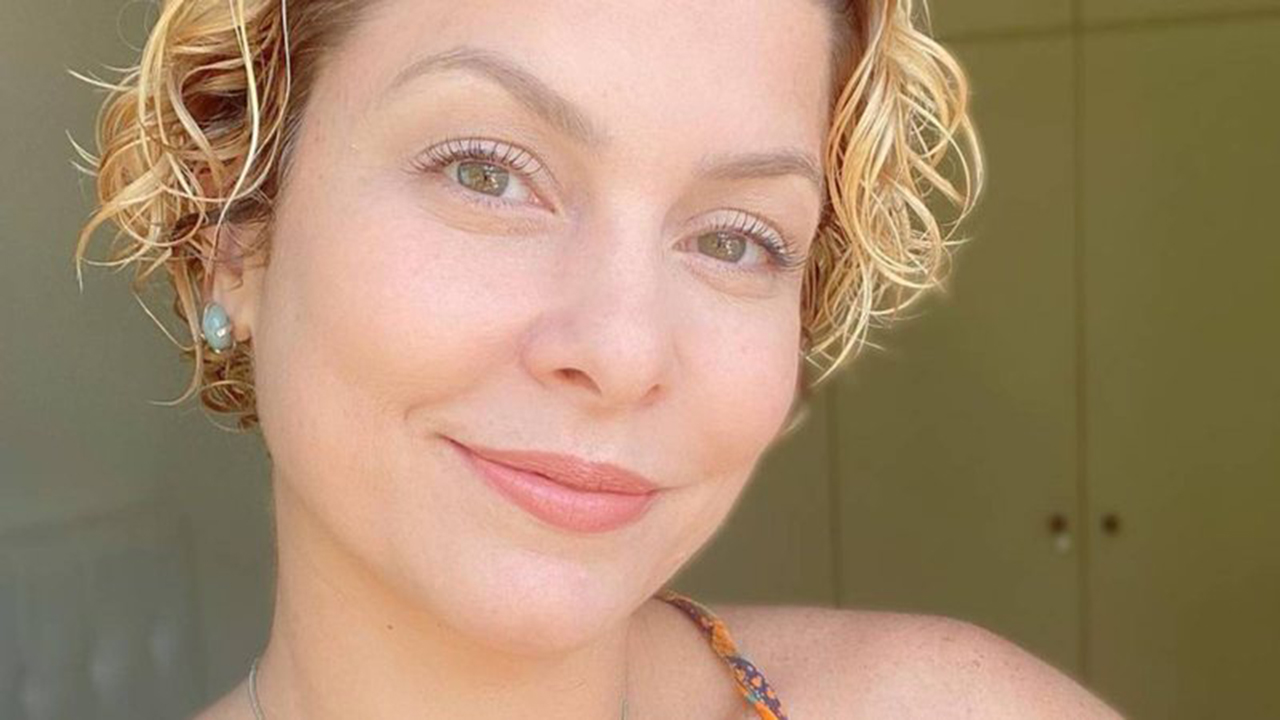 Bárbara Borges aposta em fio dental e bumbum sarado chama atenção na praia