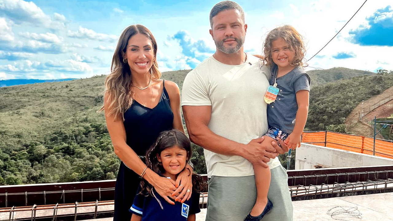 Bella Falconi mostra as filhas e brinca: ”Cada uma é a cópia de um dos pais”