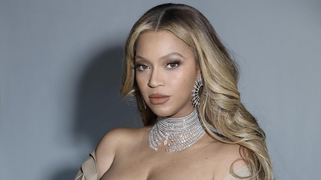 Beyoncé aposta em tomara que caia e shorts jeans para assistir ao Super Bowl
