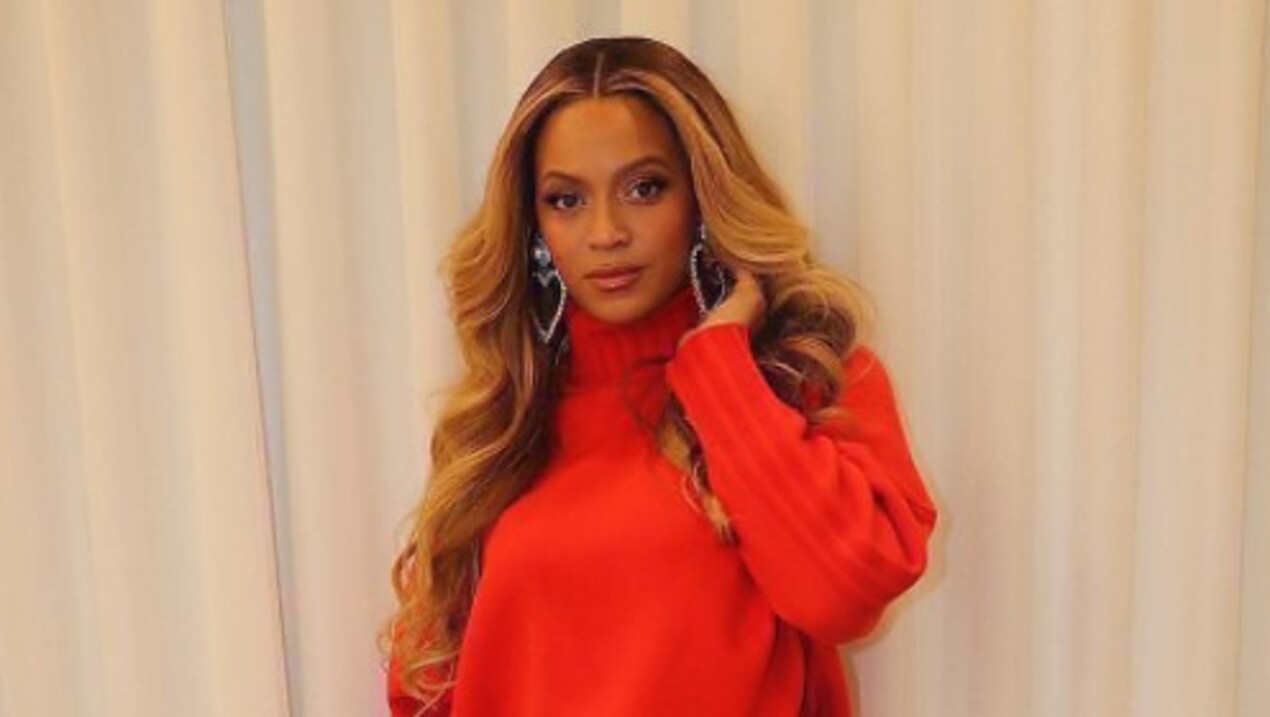 Em post de Valentine’s Day, Beyoncé posa com looks vermelho e rosa