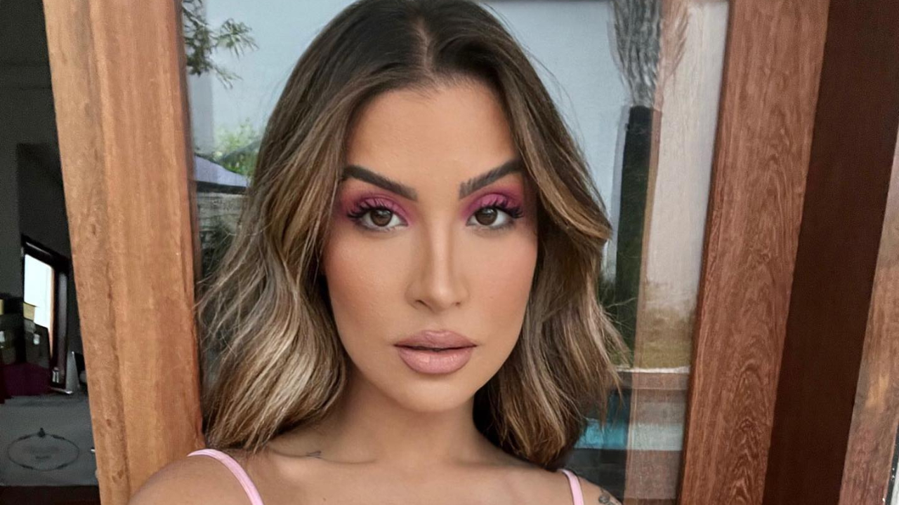 Na Bahia, Bianca Andrade chama a atenção ao esbanjar boa forma em cliques de biquíni