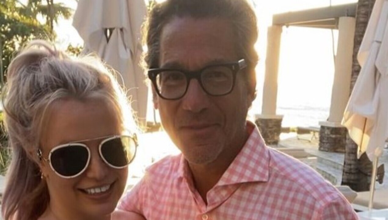 Britney Spears publica foto ao lado do advogado que a libertou da tutela