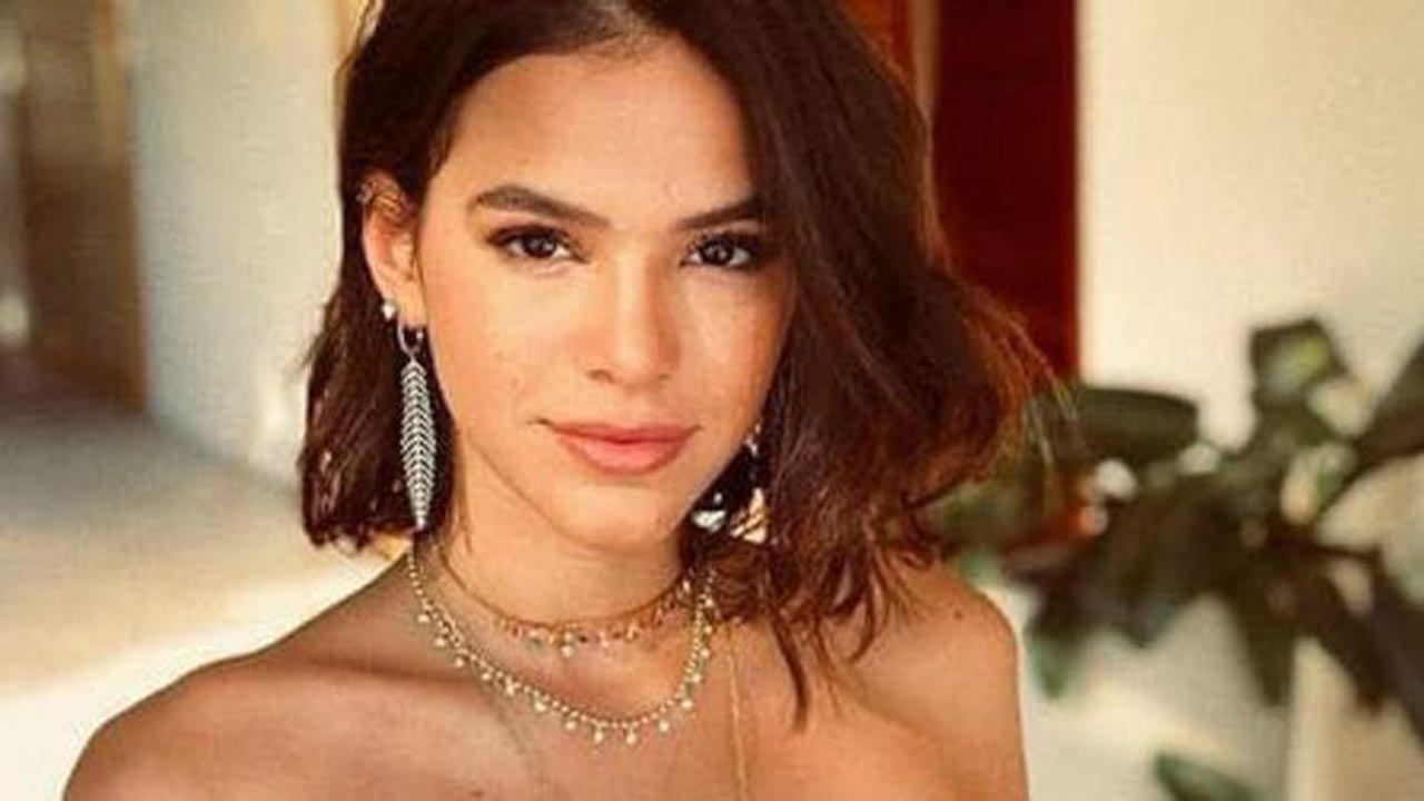 Bruna Marquezine aposta em look vermelho e curvas chamam atenção em Ensaio da Anitta