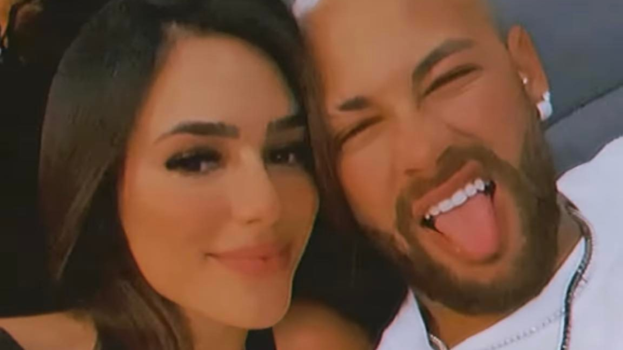 Namorada de Neymar Jr. faz homenagem de aniversário para o amado: ”Esse é o seu ano”