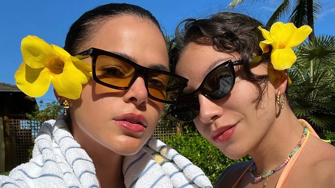 Bruna Marquezine e Priscilla Alcântara surgem de biquíni e ganham elogios: ”Gatas”