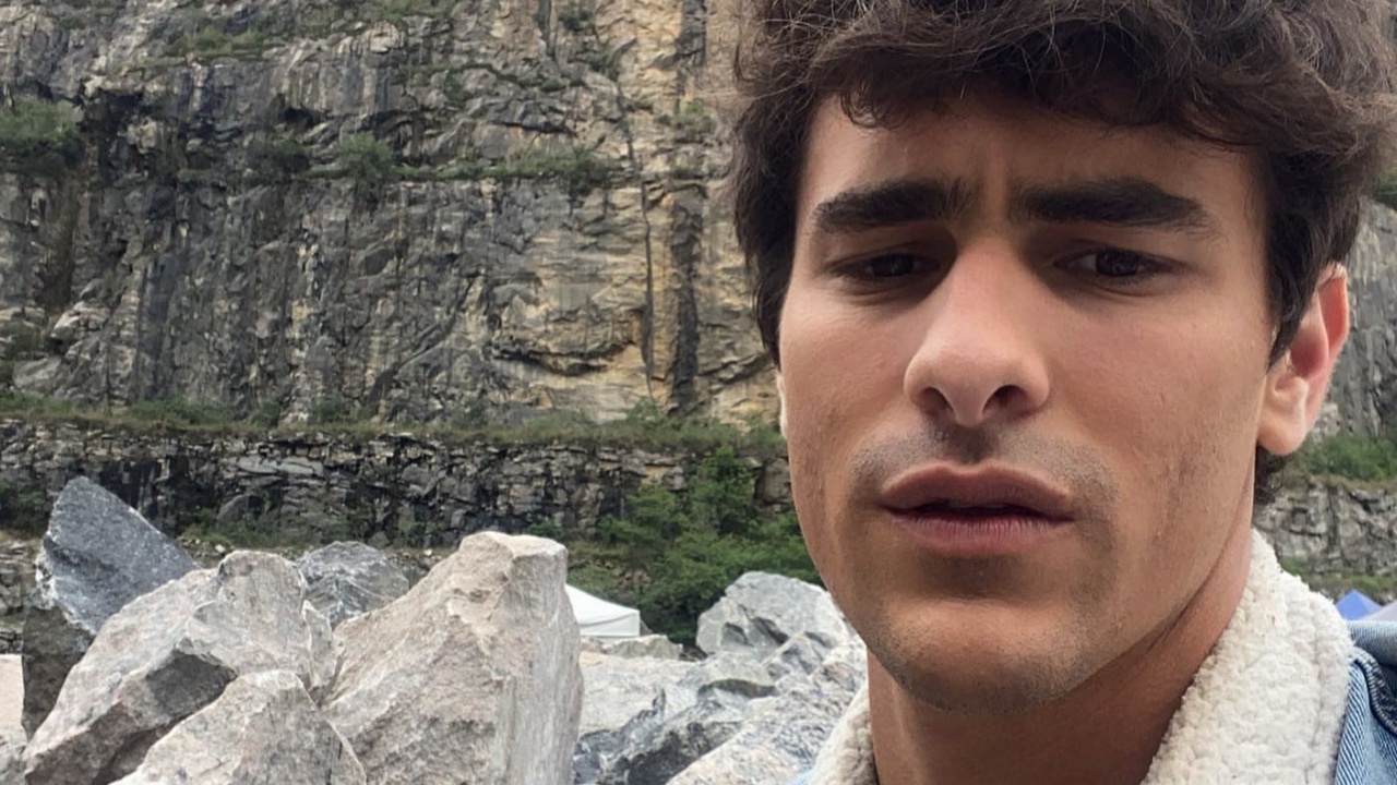 Descamisado, Bruno Montaleone abaixa o shorts até o limite e exibe seu abdômen trincado: ”Maravilhoso”