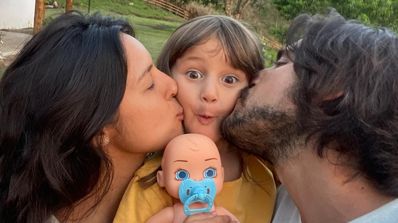 Bruno Gissoni posta clique da esposa, Yanna Lavigne, e das filhas, Madalena e Amélia, e se declara