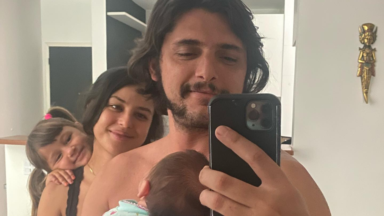 Bruno Gissoni abre álbum de fotos em família e encanta a web: ”Que amor”