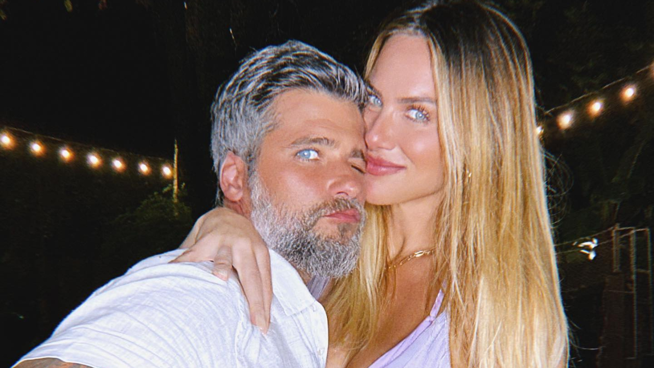 Bruno Gagliasso flagra Giovanna Ewbank de toalha em momento descontraído e se declara