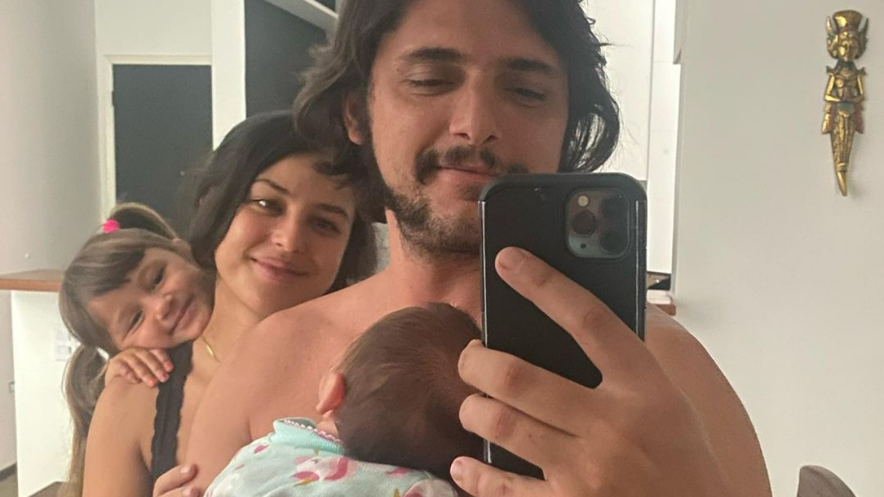 Bruno Gissoni curte manhã coladinho com a família: ”1,2,3,4…”