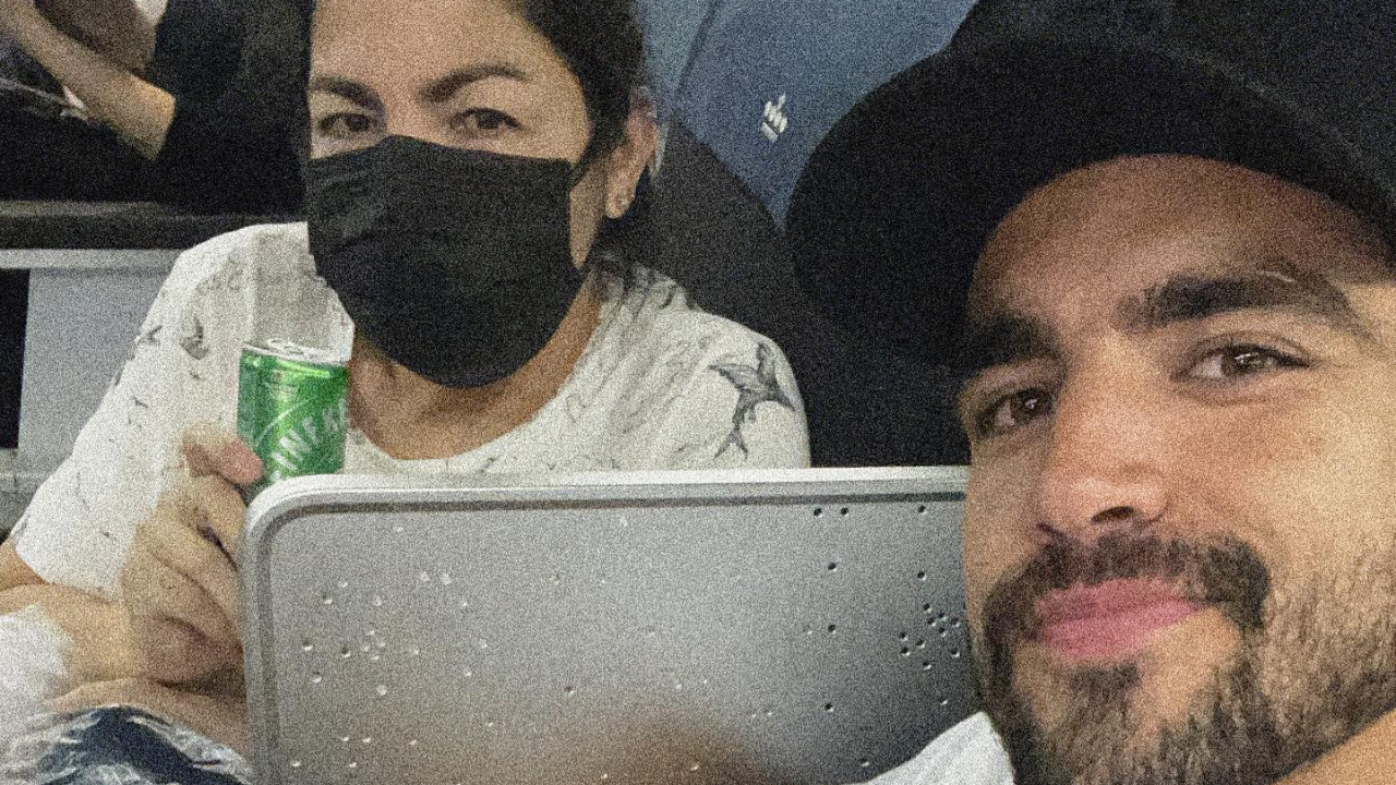 Caio Castro curte viagem para Amsterdã na companhia da mãe, Sandra