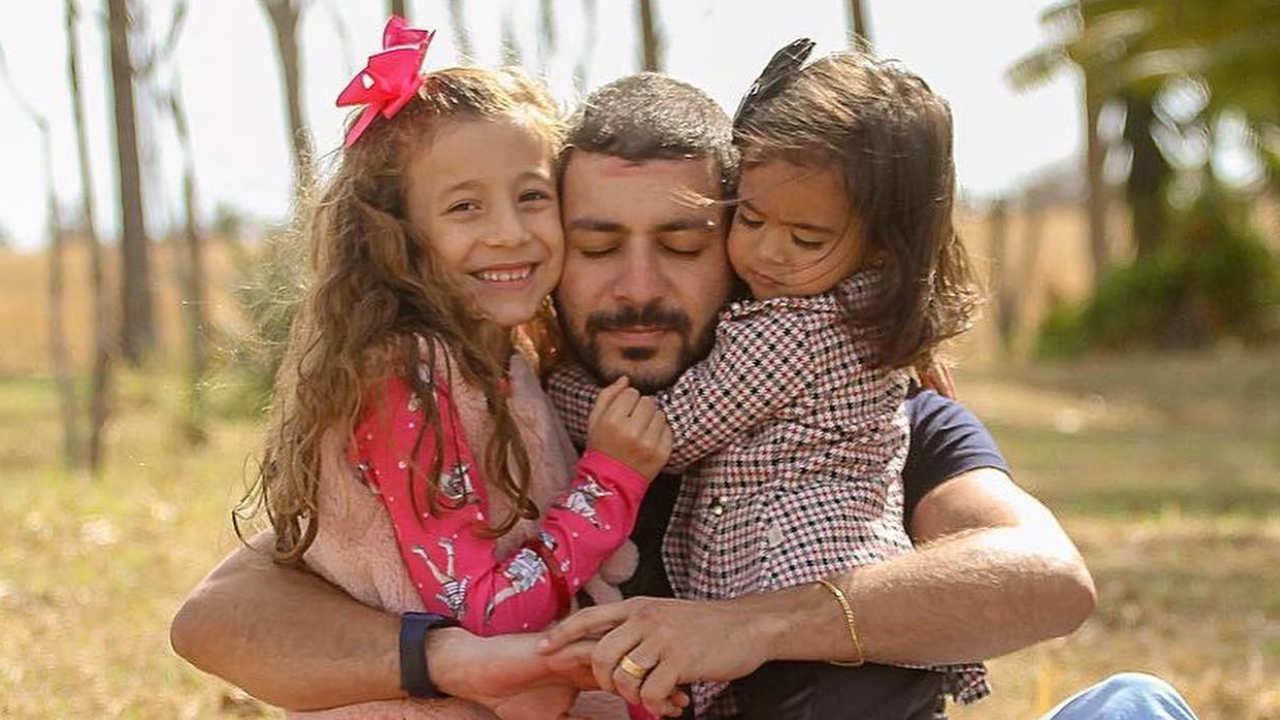 Ex-BBB Caio Afiune resgata momentos carinhosos com as filhas: ”Ser pra sempre o porto seguro de vocês”