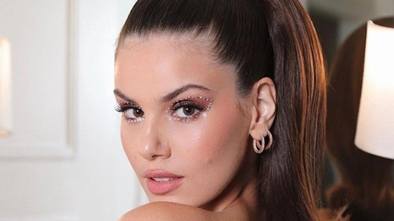 Com look todo transparente, Camila Queiroz surge deslumbrante em tons de dourado