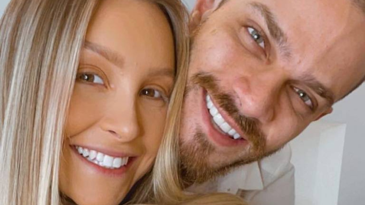De biquíni, Carla Diaz faz selfie coladinha com o namorado, que se declara: ”Privilégio ter você”