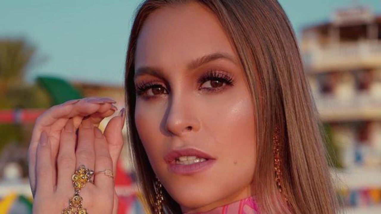Carla Diaz é clicada de fio dental e corpaço rouba a cena na praia