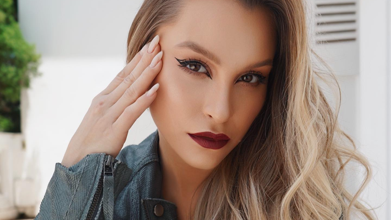 Carla Diaz se diverte tentando gravar com os cachorros e brinca: ”Romeu resolveu roubar a cena”