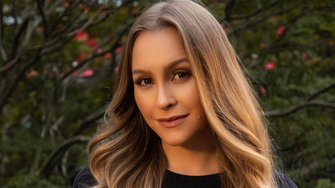 Com pijaminha sexy, Carla Diaz exibe corpão e arranca suspiros