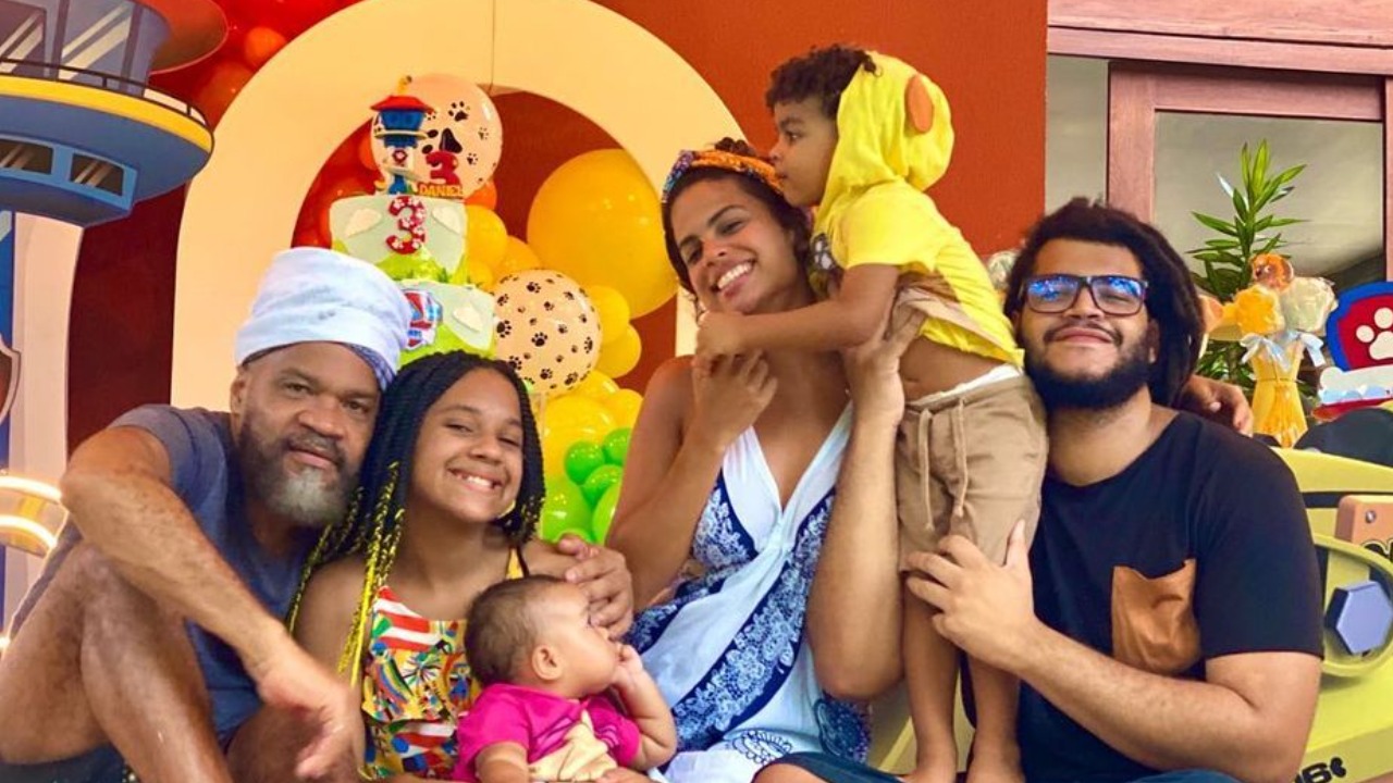 Carlinhos Brown reúne a família em clique raro no aniversário do caçula Daniel, de 3 anos