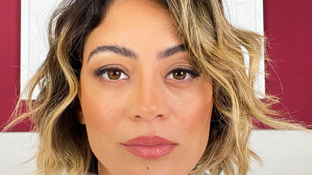 De biquíni, Carol Castro se refresca em banho de cachoeira: ”Reconectando”