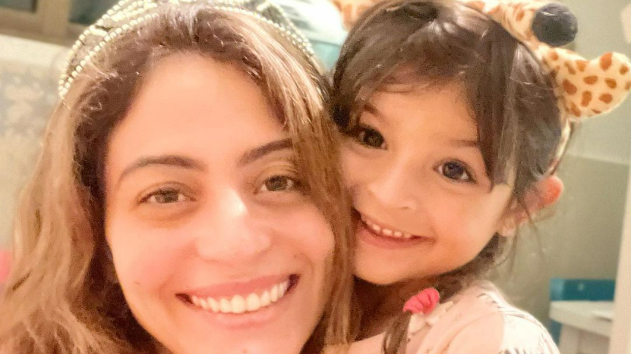 Carol Castro se derrete ao fazer cliques fofos ao lado da filha, Nina: ”Amor infinito!”