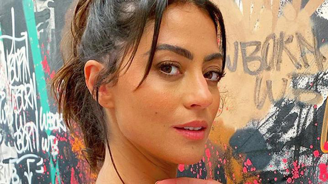 Carol Castro faz selfie pós-banho e arranca suspiros no Instagram
