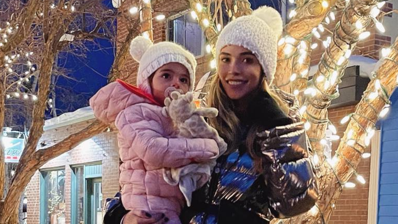 Carol Dias flagra Esther na neve e se derrete: ”Floquinho”