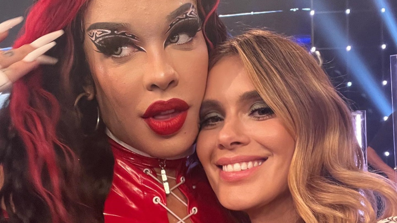 Carolina Dieckmann tieta Glória Groove nos bastidores do ‘Domingão’: ”Apaixonada por ti”