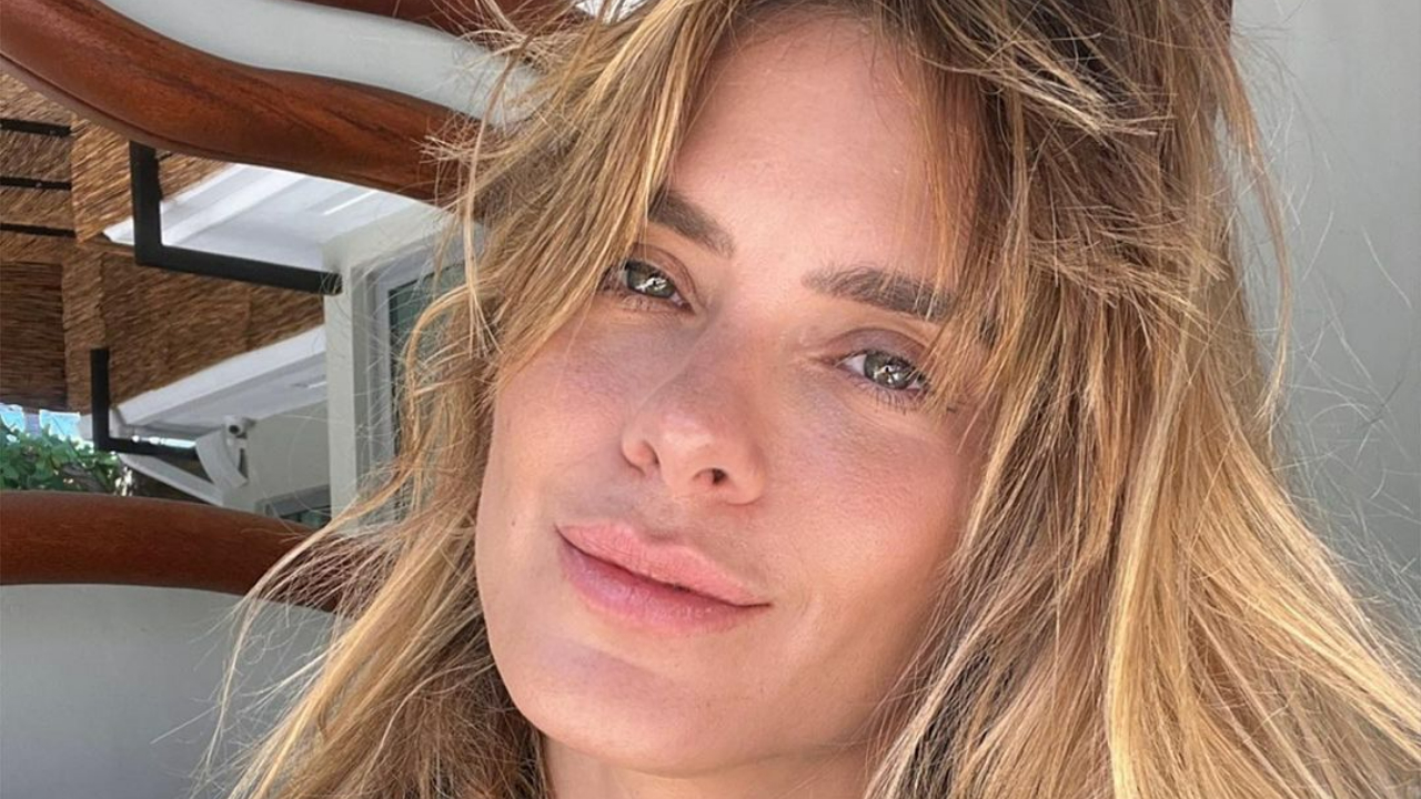 Carolina Dieckmann esbanja sua beleza natural ao surgir sem make em selfie: ”Simplesmente maravilhosa”