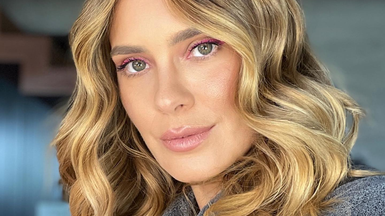Carolina Dieckmann relembra ensaio fotográfico da juventude e web baba: ”Parece uma princesa”