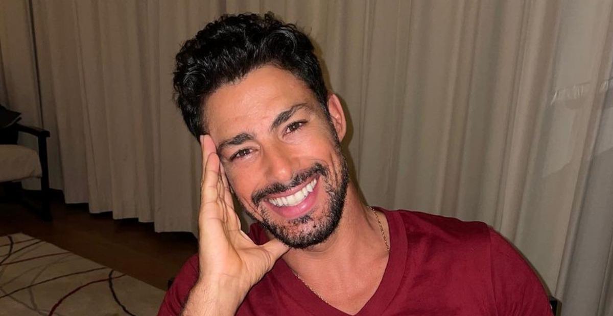 Cauã Reymond posta clique raro dos bastidores da novela ‘Da Cor do Pecado’ e brinca: ”Muito estilo”