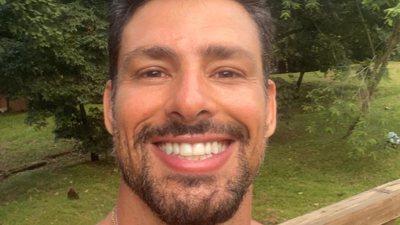 Cauã Reymond causa alvoroço na web ao surgir de cueca: ”É zoom até umas horas”