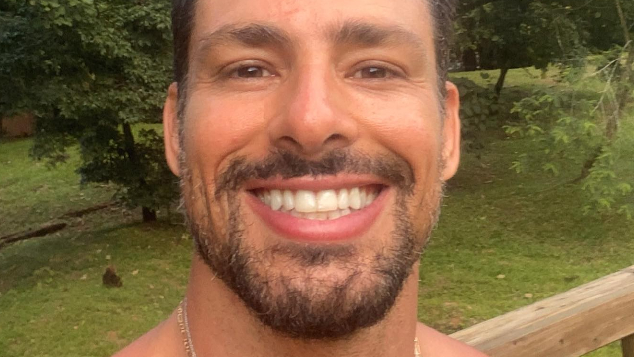 Cauã Reymond esbanja estilo durante passeio por Portugal: ”Terrinha boa”