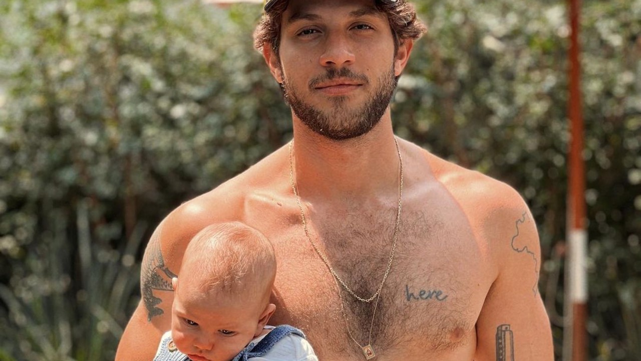 Sem camisa, Chay Suede surge com o caçula no colo e encanta a web: ”Um paizão desses”