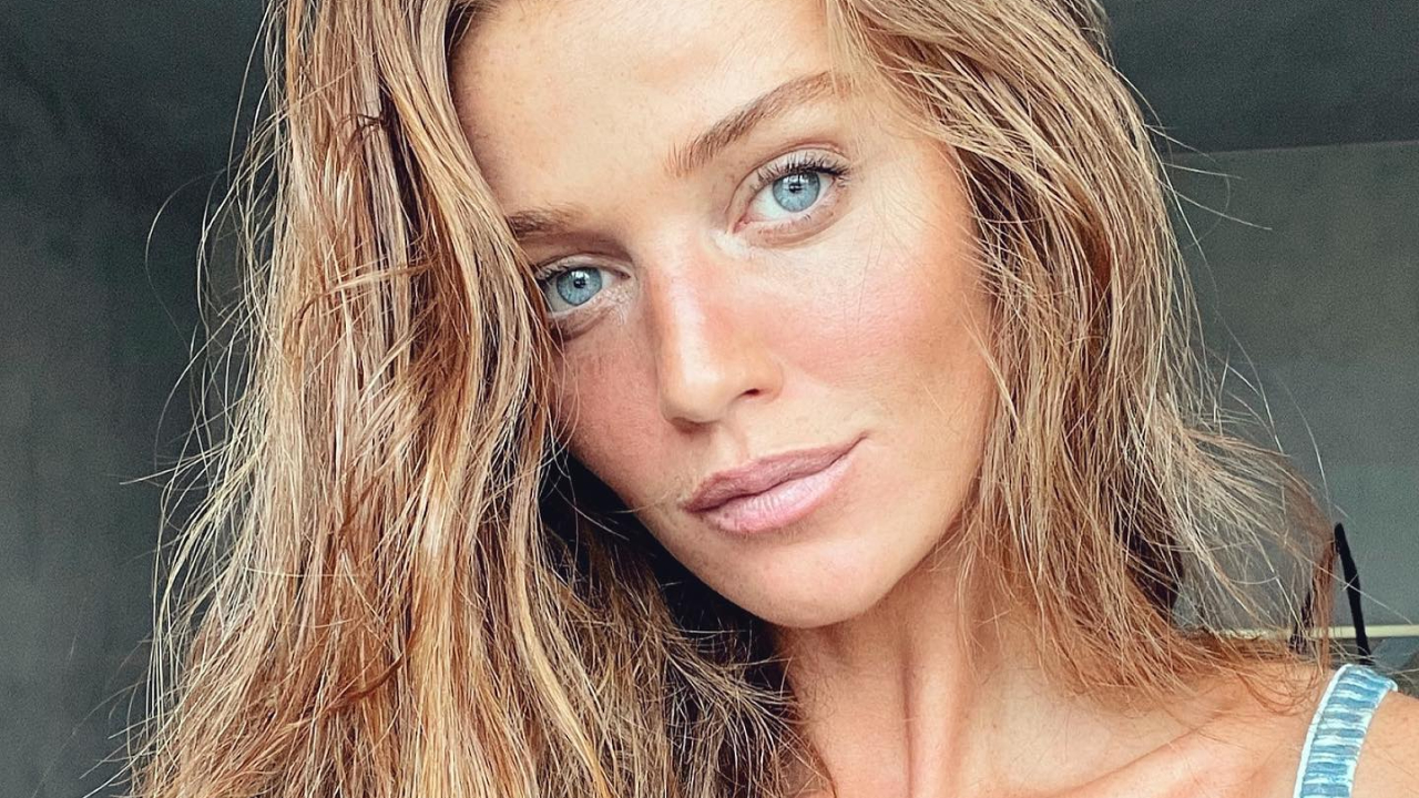 Cintia Dicker aproveita dia livre passeando por pontos turísticos de Milão, na Itália