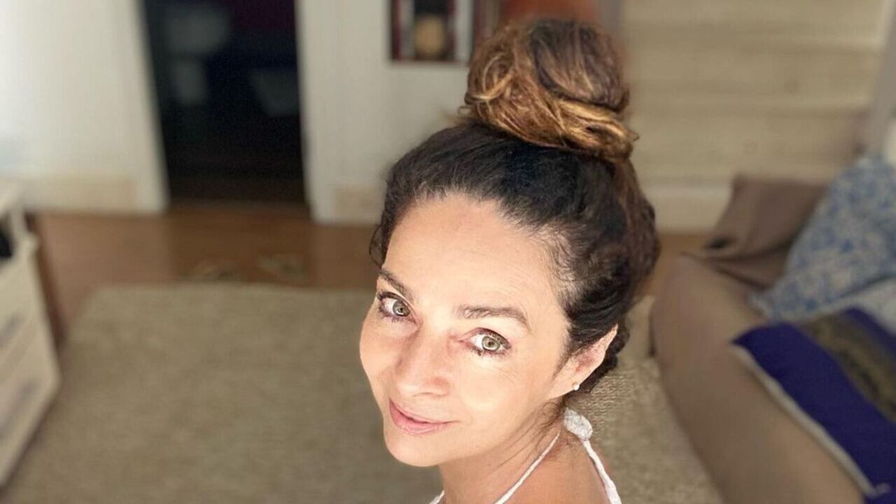 De biquíni de crochê, Claudia Ohana surge deslumbrante em dia de sol