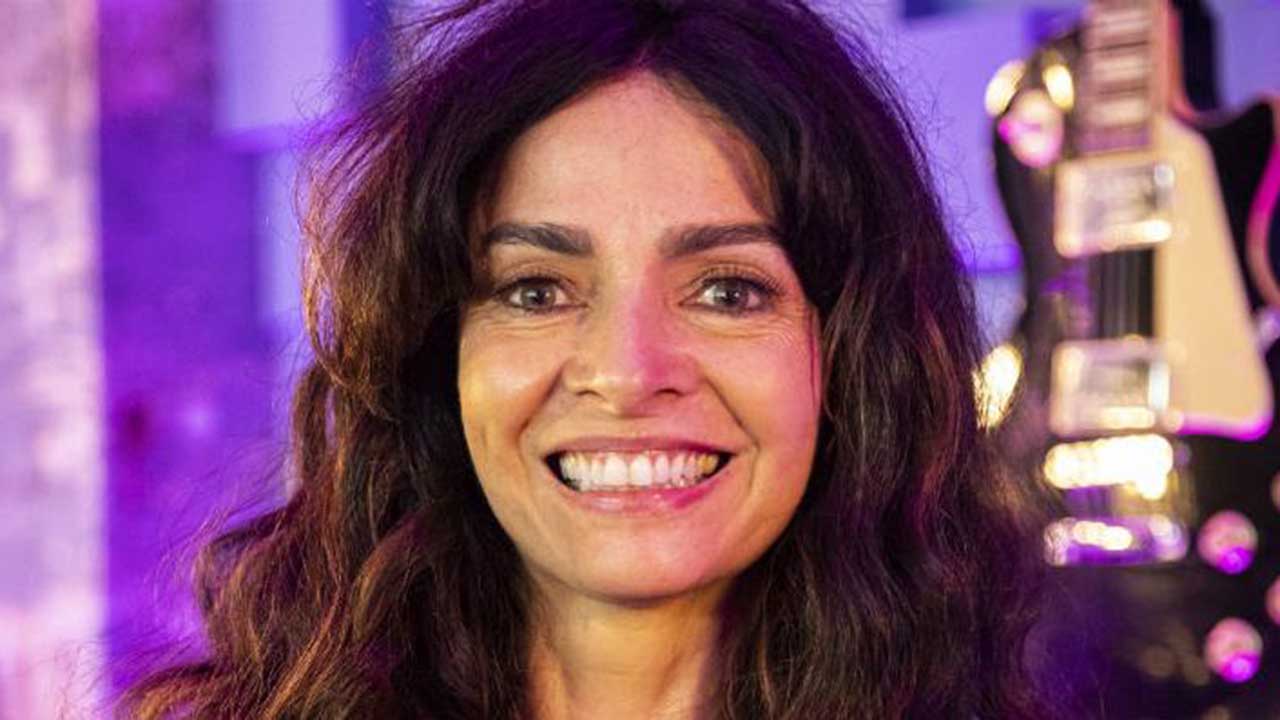 Claudia Ohana surge com a filha e semelhança impressiona internautas