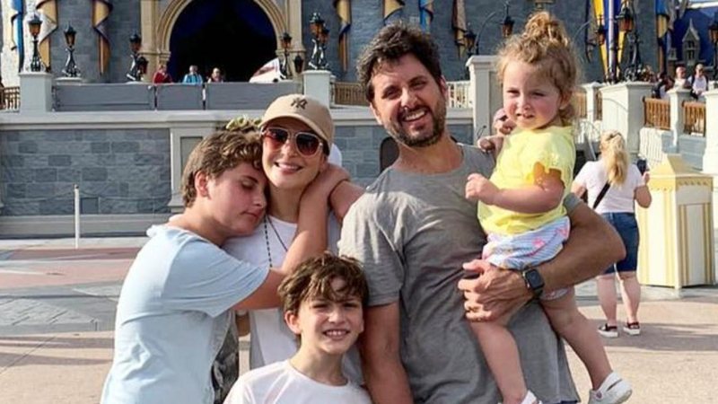 Claudia Leitte abre álbum de fotos durante banho de piscina com a família: ”Maravilhosos”