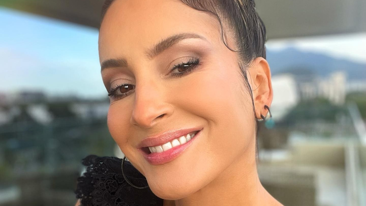 Claudia Leitte surpreende ao exibir novo visual nas redes: ”Ruiva!”