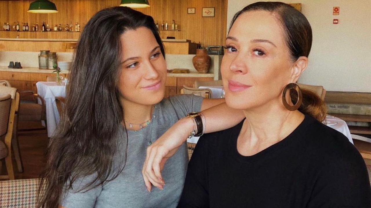 Claudia Raia relembra foto com a filha, Sophia, e desabafa: ”Saudade da pipoca”