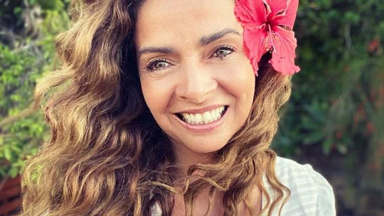 Aos 59 anos, Claudia Ohana tira onda de maiô na praia