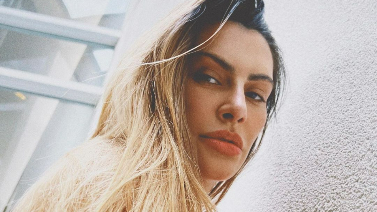 Cleo arranca elogios da web ao surgir completamente loira nas redes sociais: ”Que mulher fantástica de linda!”