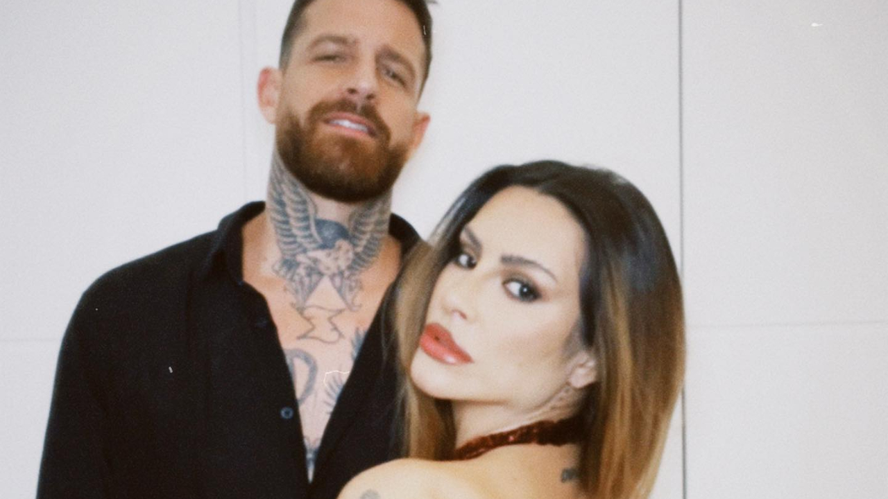 Cleo curte dia de piscina com o marido e se declara: ”Existe amor em qualquer lugar com você”
