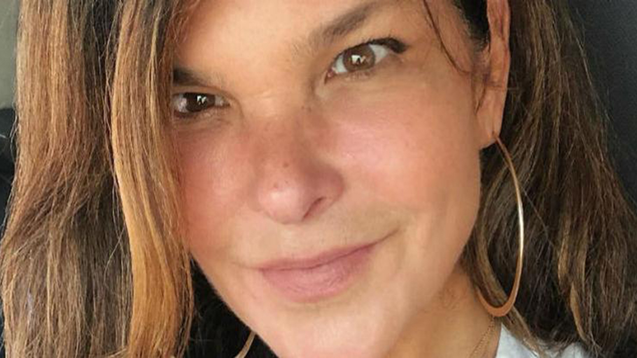 Aos 58 anos, Cristiana Oliveira impressiona de biquíni na praia: ”Tá linda!”