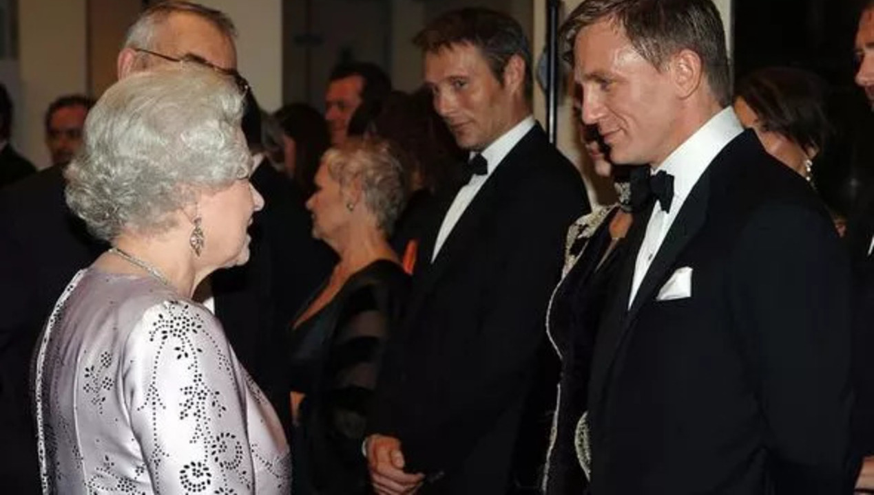Daniel Craig relembra momento engraçado com a Rainha Elizabeth II