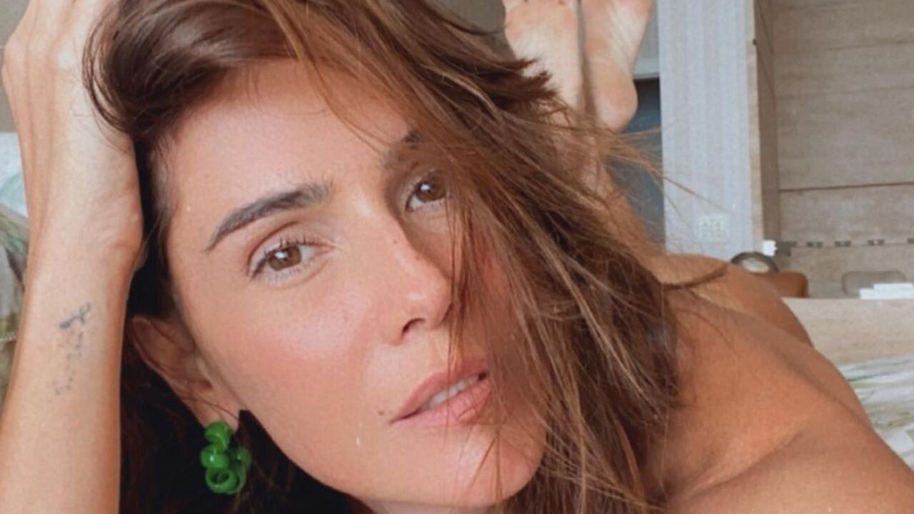 Em vídeo com a filha, Deborah Secco rouba a cena com look mínimo