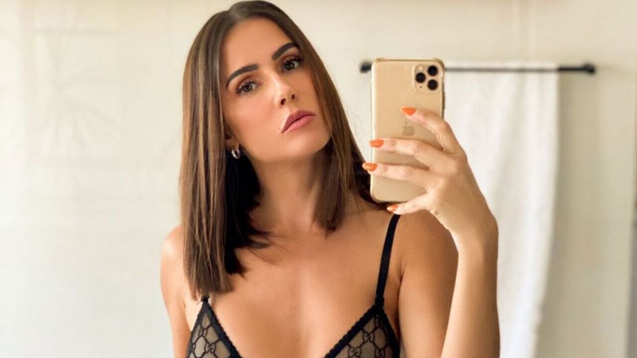 Deborah Secco faz selfies estratégicas ao renovar o bronzeado e impressiona: ”Belíssima”